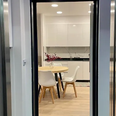 Black Parking A Menos De 1 Min A Pie *