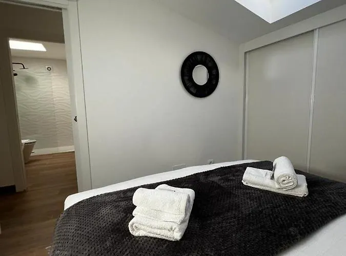 Black Parking A Menos De 1 Min A Pie 比戈